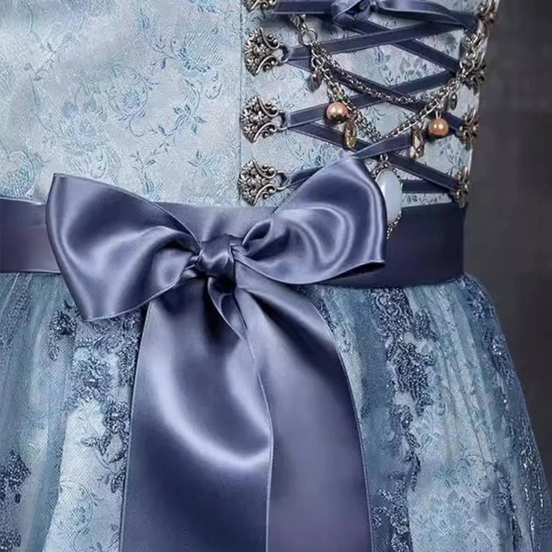 Stijlvol dames dirndl voor Oktoberfest met elegante schort en trendy corsage