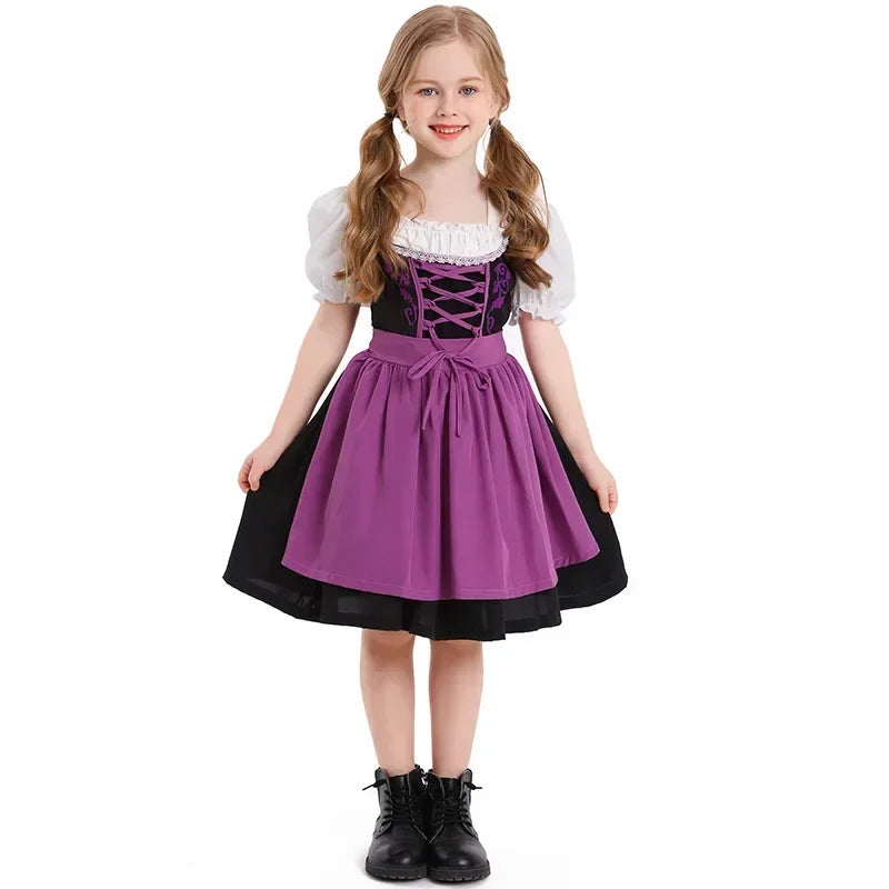 Schattige meisjes dirndl jurk met schort in klassieke traditionele stijl