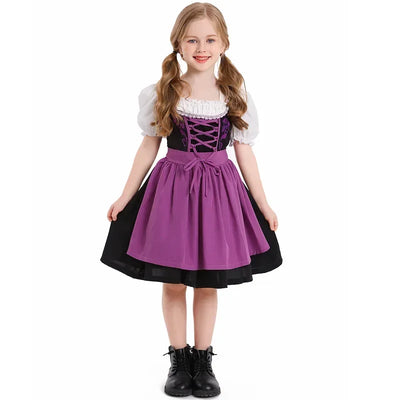 Schattige meisjes dirndl jurk met schort in klassieke traditionele stijl