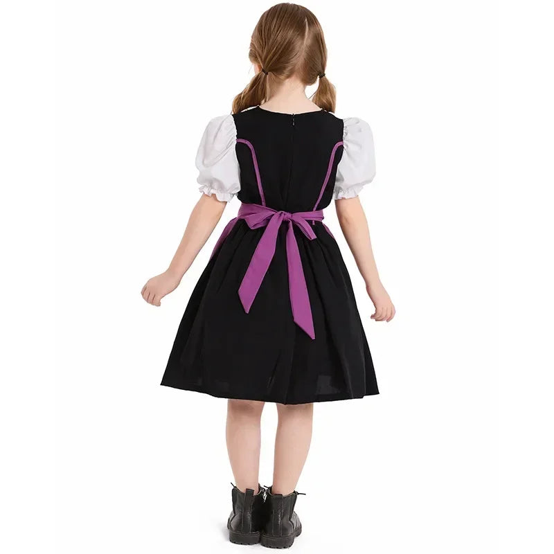 Schattige meisjes dirndl jurk met schort in klassieke traditionele stijl
