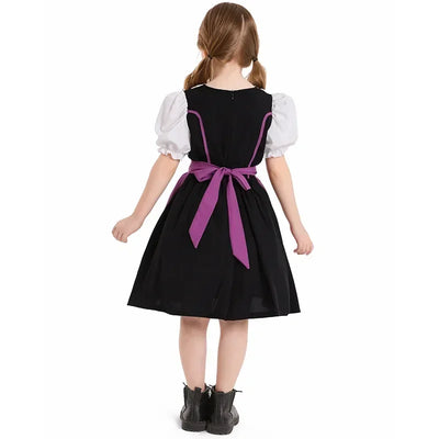 Schattige meisjes dirndl jurk met schort in klassieke traditionele stijl