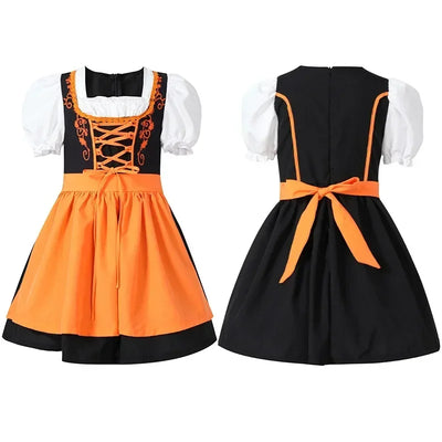 Schattige meisjes dirndl jurk met schort in klassieke traditionele stijl