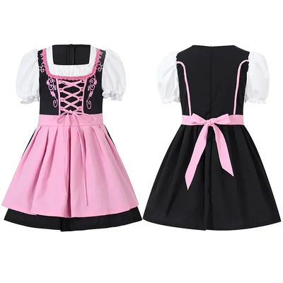 Schattige meisjes dirndl jurk met schort in klassieke traditionele stijl