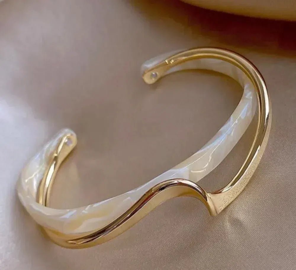Witte opaal elegante gouden armband